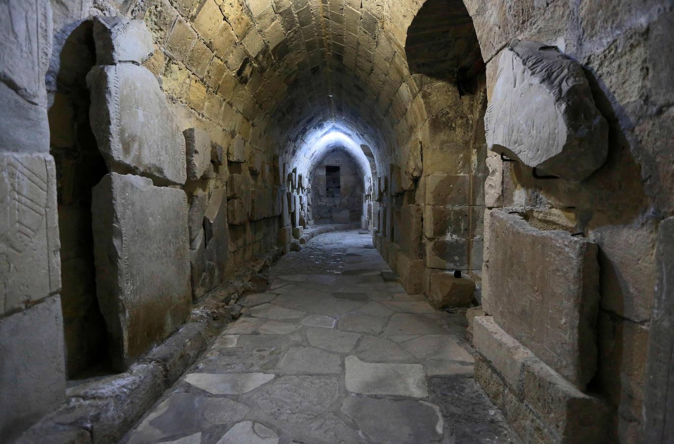 Las fábulas sobre los templarios son legendarias, pero en las profundidades de un castillo de Chipre, una isla del Mediterráneo que perteneció a la cofradía de los cruzados, se esconde un patrimonio todavía muy visible, según los historiadores. En la parte baja de una estrecha y empinada escalera de piedra del fuerte de la ciudad portuaria de Limassol, en una sala abovedada y bordeada de lápidas de caballeros medievales, se encuentra la capilla en la que el rey de Inglaterra Ricardo I, llamado «Corazón de León», se habría casado, de camino a las cruzadas, en 1192. Los templarios, un ejército internacional de combatientes de élite creado para proteger a los peregrinos europeos en su camino hacia Jerusalén, también hicieron de Chipre su cuartel general para dirigir campañas militares autorizadas por el papa en Tierra Santa. Así es por dentro esta fortaleza medieval