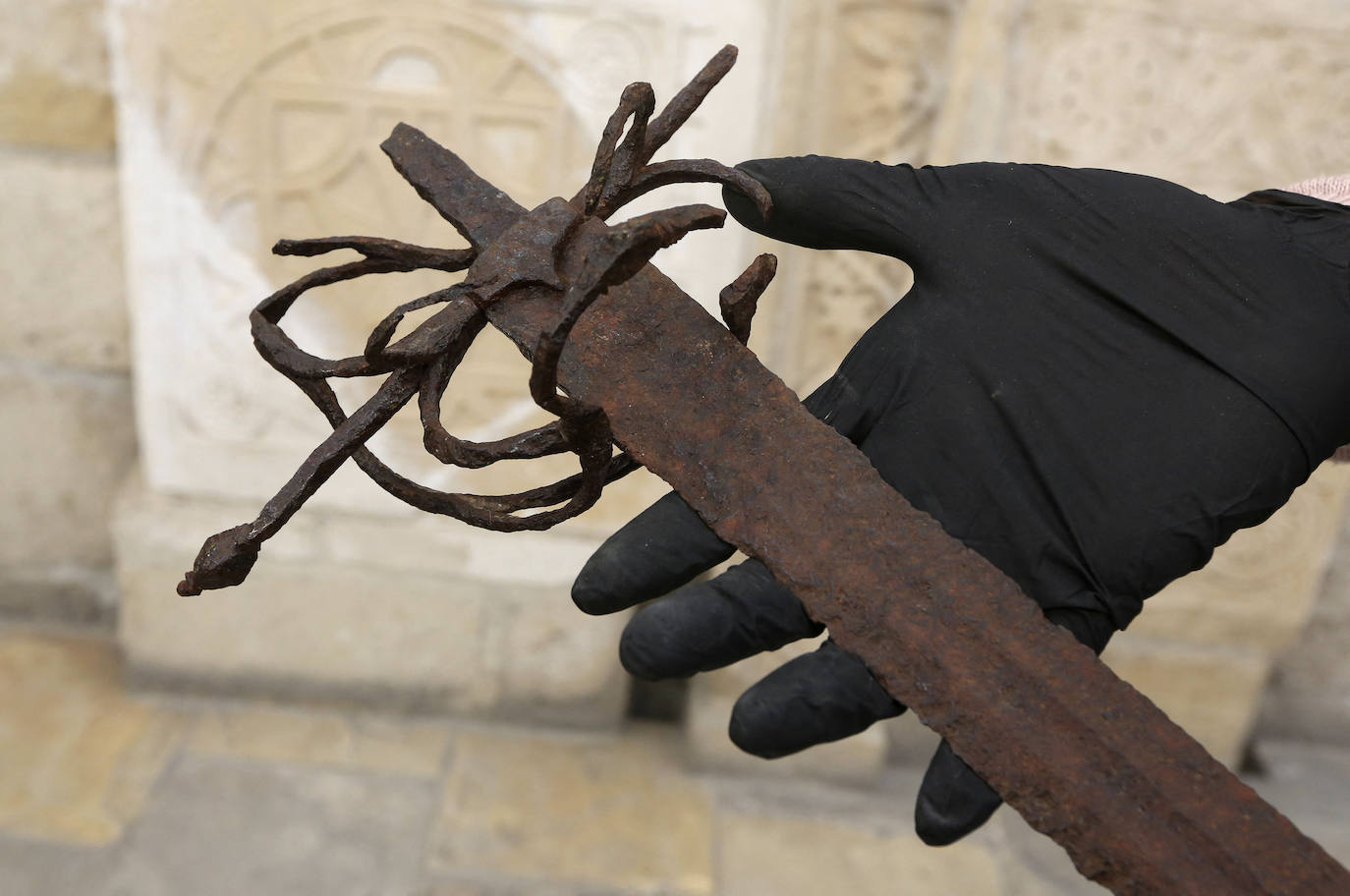 Las fábulas sobre los templarios son legendarias, pero en las profundidades de un castillo de Chipre, una isla del Mediterráneo que perteneció a la cofradía de los cruzados, se esconde un patrimonio todavía muy visible, según los historiadores. En la parte baja de una estrecha y empinada escalera de piedra del fuerte de la ciudad portuaria de Limassol, en una sala abovedada y bordeada de lápidas de caballeros medievales, se encuentra la capilla en la que el rey de Inglaterra Ricardo I, llamado «Corazón de León», se habría casado, de camino a las cruzadas, en 1192. Los templarios, un ejército internacional de combatientes de élite creado para proteger a los peregrinos europeos en su camino hacia Jerusalén, también hicieron de Chipre su cuartel general para dirigir campañas militares autorizadas por el papa en Tierra Santa. Así es por dentro esta fortaleza medieval