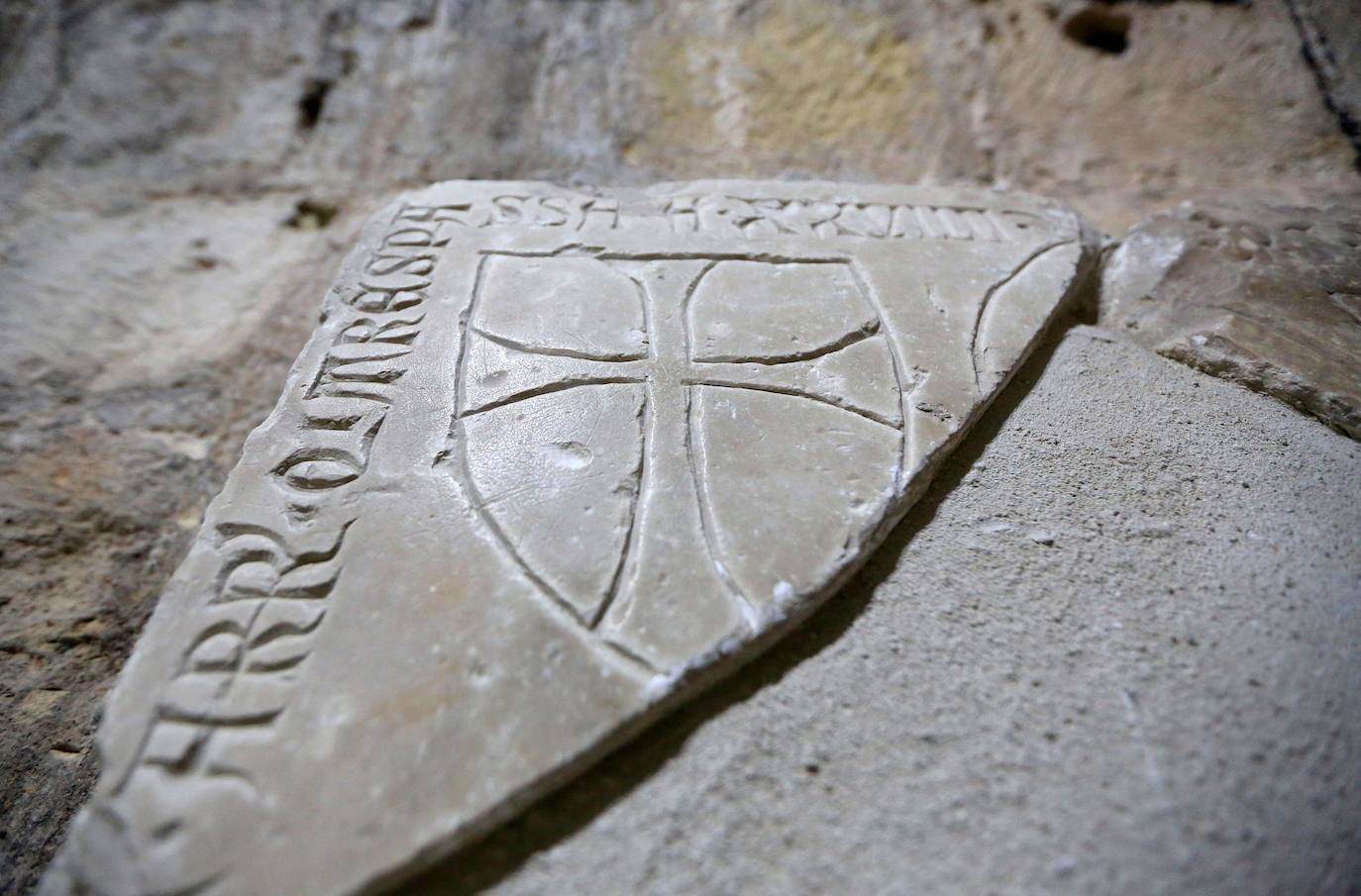 Las fábulas sobre los templarios son legendarias, pero en las profundidades de un castillo de Chipre, una isla del Mediterráneo que perteneció a la cofradía de los cruzados, se esconde un patrimonio todavía muy visible, según los historiadores. En la parte baja de una estrecha y empinada escalera de piedra del fuerte de la ciudad portuaria de Limassol, en una sala abovedada y bordeada de lápidas de caballeros medievales, se encuentra la capilla en la que el rey de Inglaterra Ricardo I, llamado «Corazón de León», se habría casado, de camino a las cruzadas, en 1192. Los templarios, un ejército internacional de combatientes de élite creado para proteger a los peregrinos europeos en su camino hacia Jerusalén, también hicieron de Chipre su cuartel general para dirigir campañas militares autorizadas por el papa en Tierra Santa. Así es por dentro esta fortaleza medieval