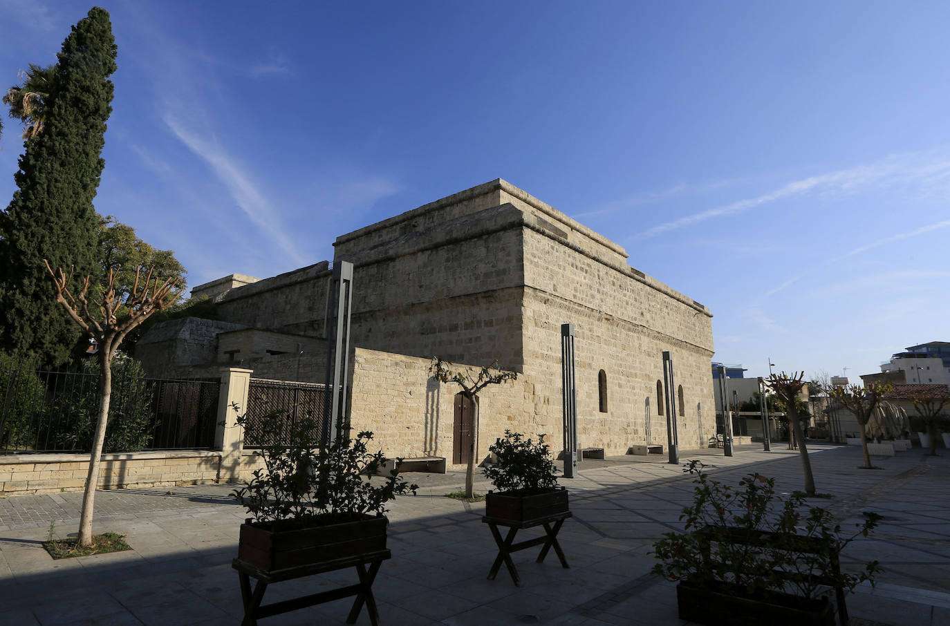 Las fábulas sobre los templarios son legendarias, pero en las profundidades de un castillo de Chipre, una isla del Mediterráneo que perteneció a la cofradía de los cruzados, se esconde un patrimonio todavía muy visible, según los historiadores. En la parte baja de una estrecha y empinada escalera de piedra del fuerte de la ciudad portuaria de Limassol, en una sala abovedada y bordeada de lápidas de caballeros medievales, se encuentra la capilla en la que el rey de Inglaterra Ricardo I, llamado «Corazón de León», se habría casado, de camino a las cruzadas, en 1192. Los templarios, un ejército internacional de combatientes de élite creado para proteger a los peregrinos europeos en su camino hacia Jerusalén, también hicieron de Chipre su cuartel general para dirigir campañas militares autorizadas por el papa en Tierra Santa. Así es por dentro esta fortaleza medieval