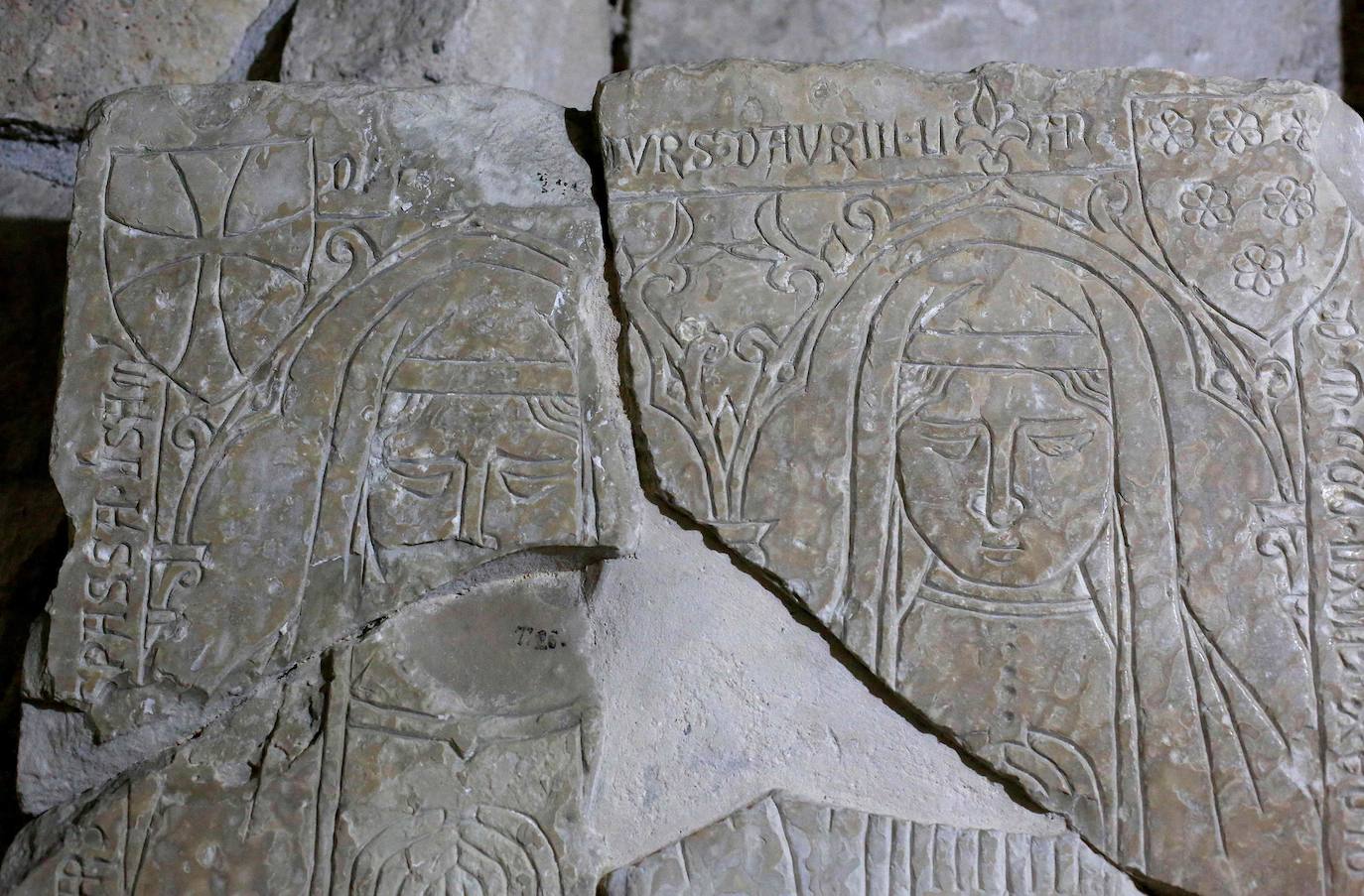 Las fábulas sobre los templarios son legendarias, pero en las profundidades de un castillo de Chipre, una isla del Mediterráneo que perteneció a la cofradía de los cruzados, se esconde un patrimonio todavía muy visible, según los historiadores. En la parte baja de una estrecha y empinada escalera de piedra del fuerte de la ciudad portuaria de Limassol, en una sala abovedada y bordeada de lápidas de caballeros medievales, se encuentra la capilla en la que el rey de Inglaterra Ricardo I, llamado «Corazón de León», se habría casado, de camino a las cruzadas, en 1192. Los templarios, un ejército internacional de combatientes de élite creado para proteger a los peregrinos europeos en su camino hacia Jerusalén, también hicieron de Chipre su cuartel general para dirigir campañas militares autorizadas por el papa en Tierra Santa. Así es por dentro esta fortaleza medieval