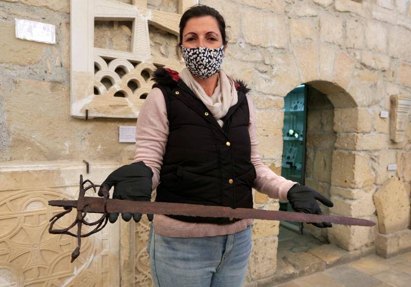 Las fábulas sobre los templarios son legendarias, pero en las profundidades de un castillo de Chipre, una isla del Mediterráneo que perteneció a la cofradía de los cruzados, se esconde un patrimonio todavía muy visible, según los historiadores. En la parte baja de una estrecha y empinada escalera de piedra del fuerte de la ciudad portuaria de Limassol, en una sala abovedada y bordeada de lápidas de caballeros medievales, se encuentra la capilla en la que el rey de Inglaterra Ricardo I, llamado «Corazón de León», se habría casado, de camino a las cruzadas, en 1192. Los templarios, un ejército internacional de combatientes de élite creado para proteger a los peregrinos europeos en su camino hacia Jerusalén, también hicieron de Chipre su cuartel general para dirigir campañas militares autorizadas por el papa en Tierra Santa. Así es por dentro esta fortaleza medieval