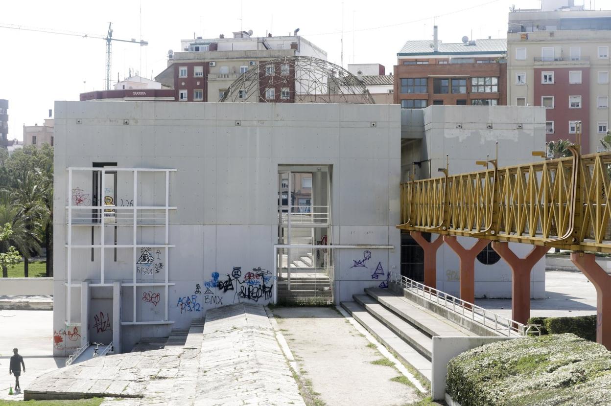 La casa del agua del viejo cauce se arruina entre protestas vecinales | las provincias
