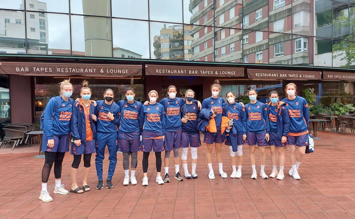 La plantilla del Valencia Basket posa para LAS PROVINCIAS en la puerta del hotel Carlemany de Girona, 