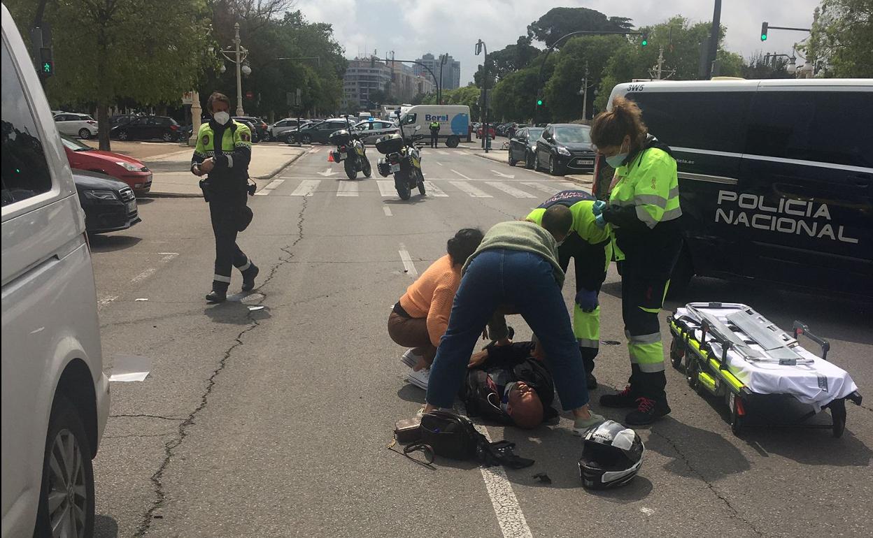 La víctima recibe asistencia médica en el lugar del accidente. 