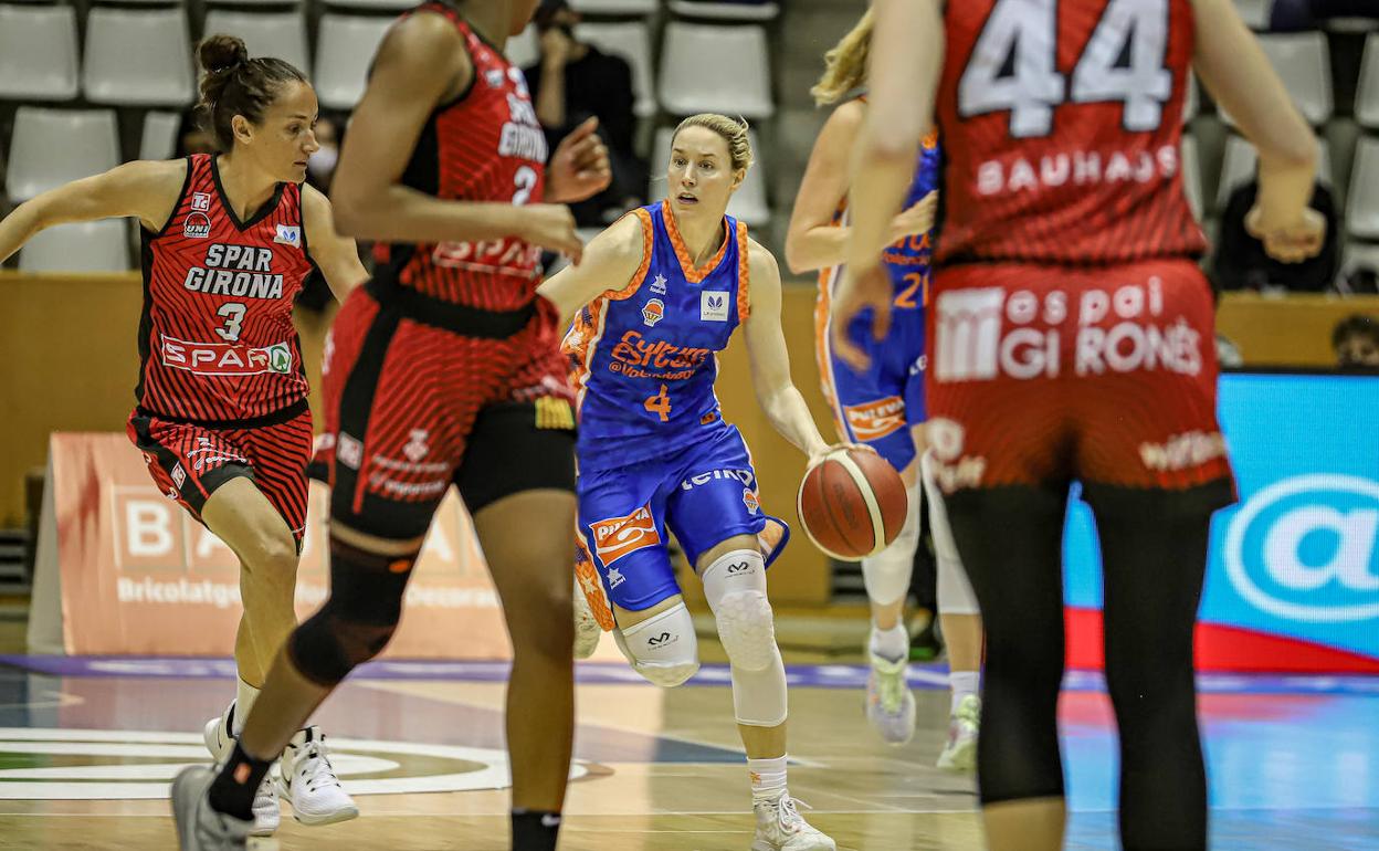 Anna Gómez inicia un ataque durante el partido de ida de la semifinal de la Liga Femenina.