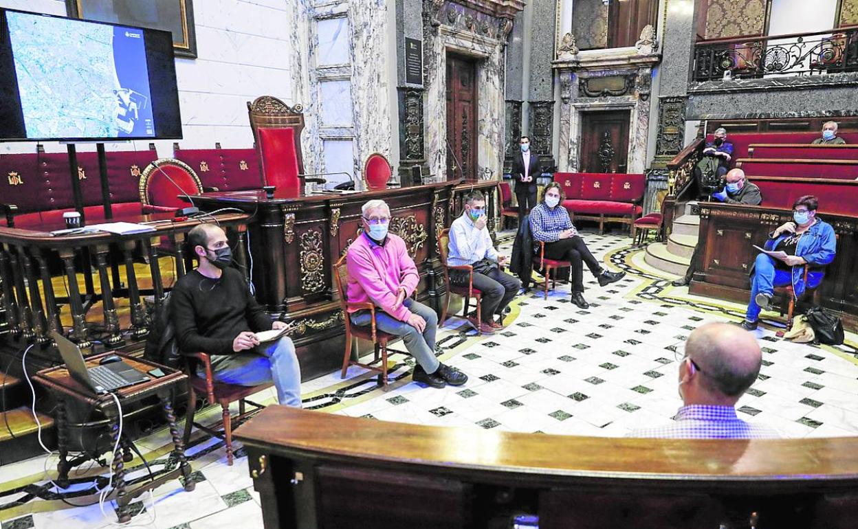 El alcalde, Joan Ribó, y los concejales Sergi Campillo y Giuseppe Grezzi, ayer, con las asociaciones. 