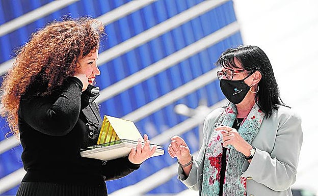 Anna Talens con la directora de la Fundación La Caixa, Elisa Durán. 
