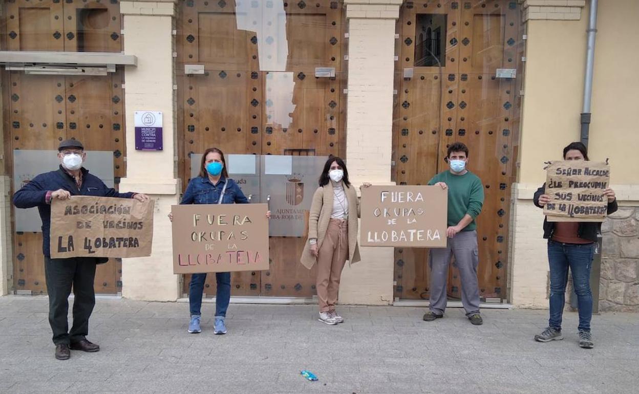 Los vecinos de la urbanización se concentran a las puertas del ayuntamiento. 