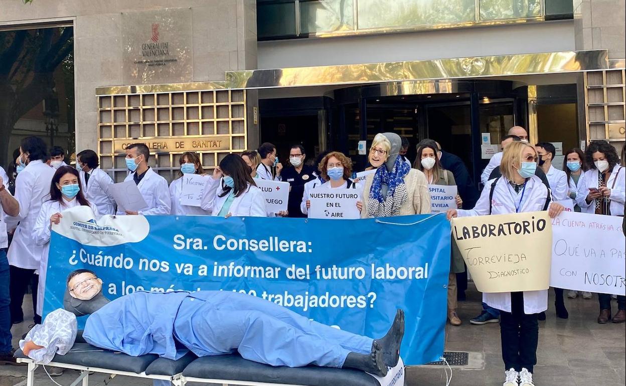 Trabajadores del departamento de salud de Torrevieja, durante una protesta a las puertas de la Conselleria de Sanidad por la falta de información.