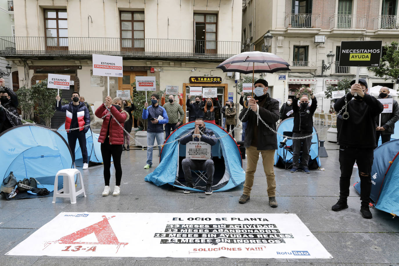 Los empresarios de los locales denuncian que el cierre por la crisis sanitaria les cuesta cada día 800 euros en pérdidas 