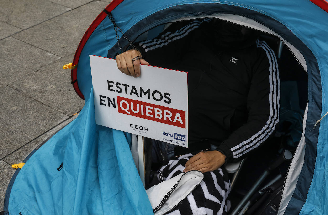 Los empresarios de los locales denuncian que el cierre por la crisis sanitaria les cuesta cada día 800 euros en pérdidas 