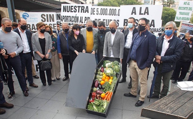 Una ataúd lleno de frutas y verduras para escenificar la "muerte de la huerta de Europa", hoy en Alicante. 