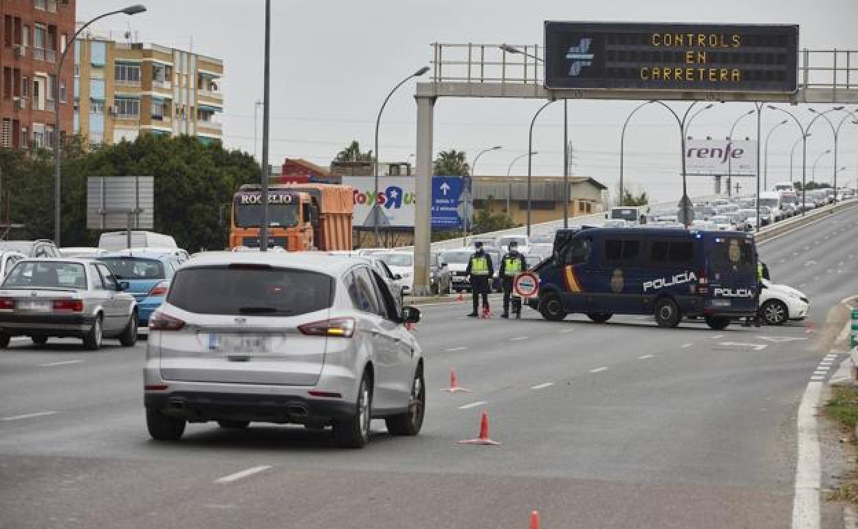 Control policial durante el cierre perimetral en Valencia. 