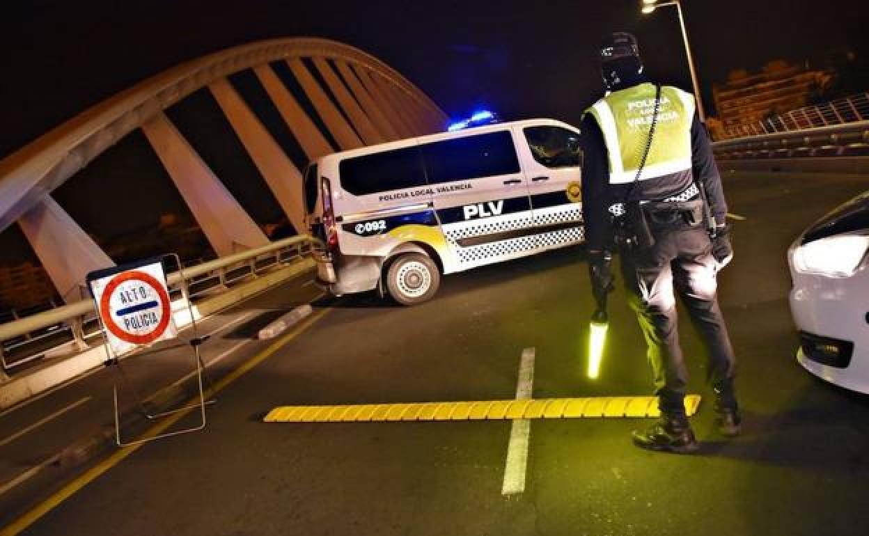 Un control policial nocturno en Valencia.