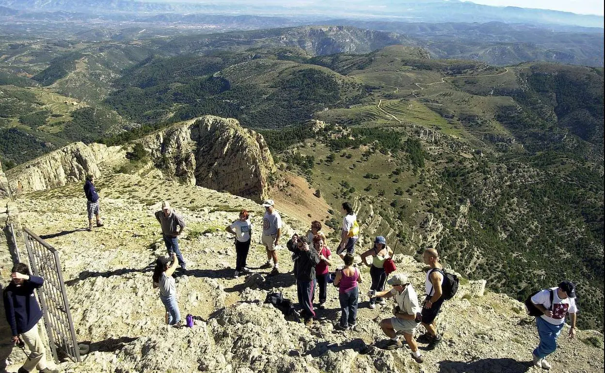 Excursionistas en el pico del Penyagolosa.