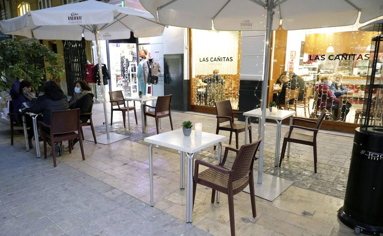 Terraza de un bar abierto en Valencia. 