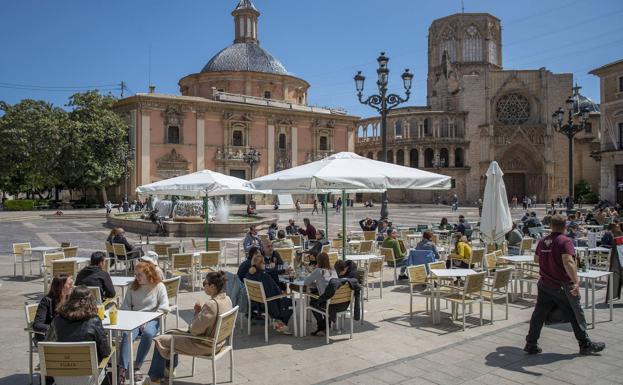 Terrazas de los bares abiertas en Valencia. 