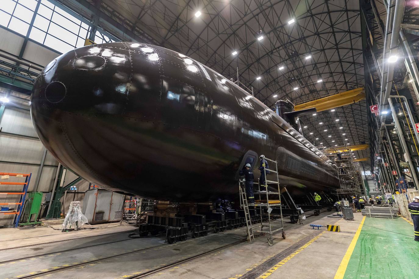 Sus Majestades los Reyes Felipe VI y doña Letizia, acompañados por la Princesa de Asturias, Leonor, y la Infanta Sofía, han presidido este jueves la ceremonia de puesta a flote del S-81, el primer submarino de la serie S-80, en el astillero de Navantia en Cartagena.