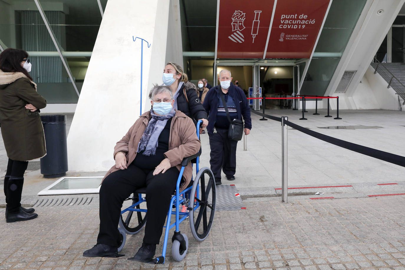 «Es evidente que hay momentos en los que se tienen que cerrar los 'vacunódromos' porque no hay suficientes vacunas, pero tenemos capacidad de hacerlo y lo estamos haciendo», ha asegurado este jueves el presidente Ximo Puig sobre la vacunación en la Comunitat. Uno de los puntos habilitados para ello es el Museo de las Artes y las Ciencias de Valencia.