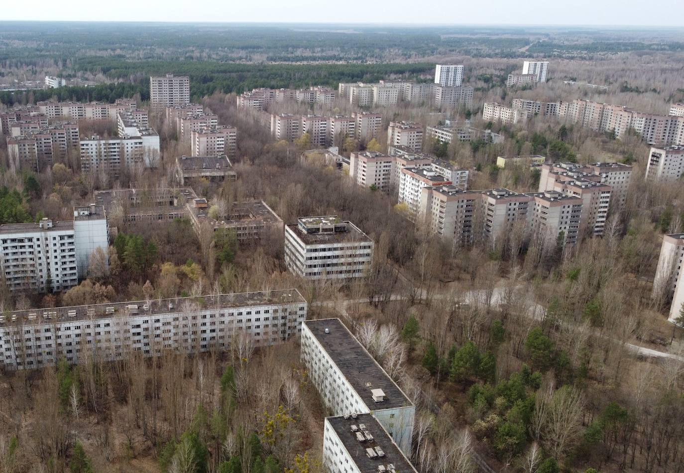 Ucrania pretende convertir las ruinas de Chernobyl en Patrimonio Mundial de la Humanidad. La zona de exclusión permanece abandonada tras el desastre nuclear producido el 26 de abril de 1986 y hoy se ha convertido en un santurario para los amantes del turismo oscuro. También es el recuerdo físico del horror, donde el paso del tiempo acentúa esa sensación de catástrofe, de vida arrasada de golpe, que transmite cada objeto del lugar.