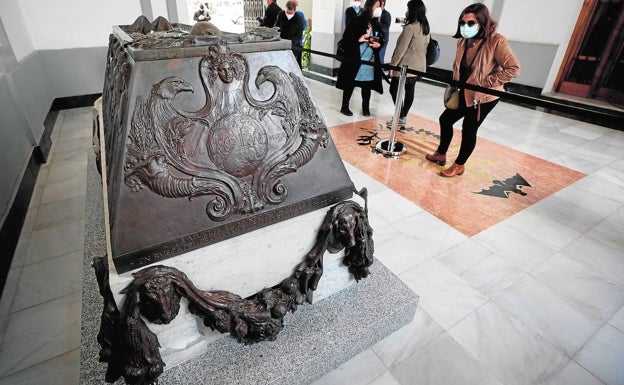 El sarcófago de Blasco Ibáñez ya descansa en el vestíbulo del Cementerio General de Valencia.