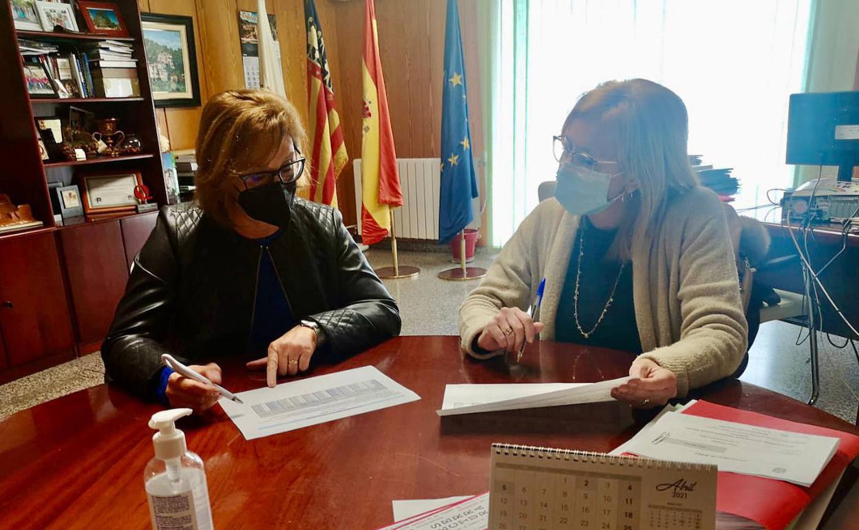 Preparación de la reunión entre la presidenta de la Mancomunitat y la responsable de Servicios Sociales. 