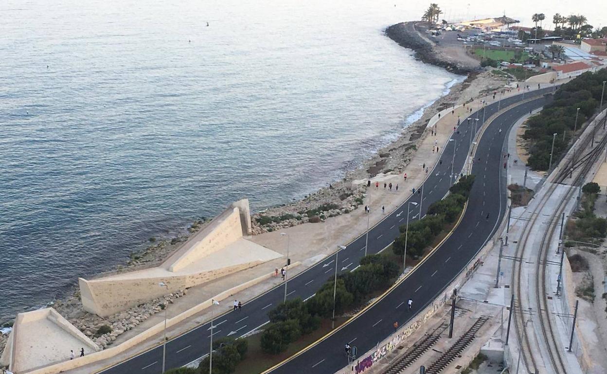 Avenida de Villajoyosa de Alicante, uno de los lugares más concurridos de la capital para pasear o salir a correr. 