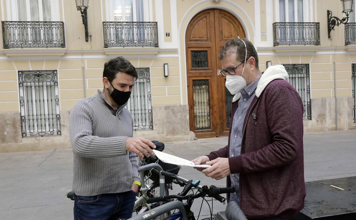 Daniel Olmos y Julio Carrión conversan en Valencia. 