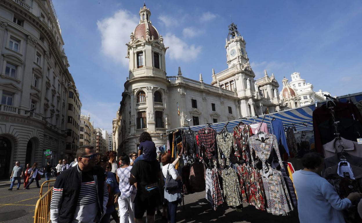 Mercadillo instalado en la plaza del Ayuntamiento el 30 de octubre de 2019. 