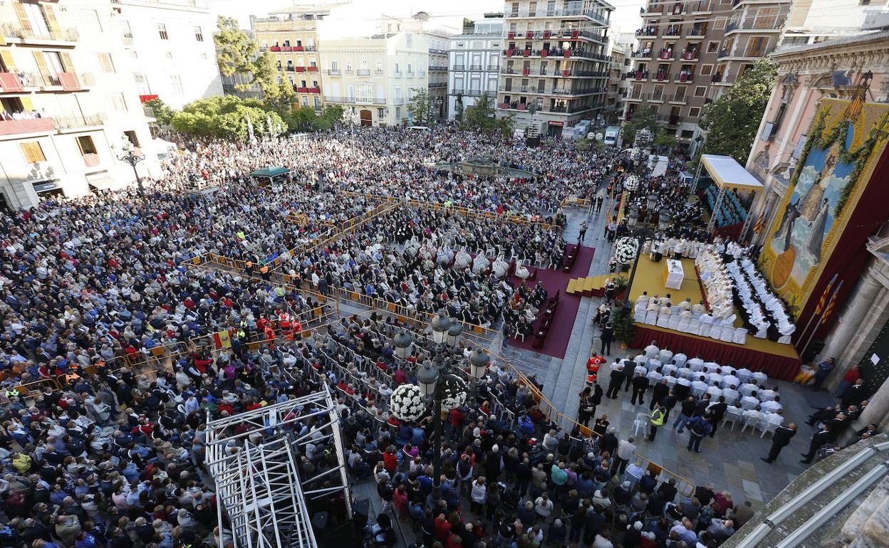 Imagen de archivo de la celebración de la Missa d'Infants en 2018, con la plaza de la Virgen abarrotada. 