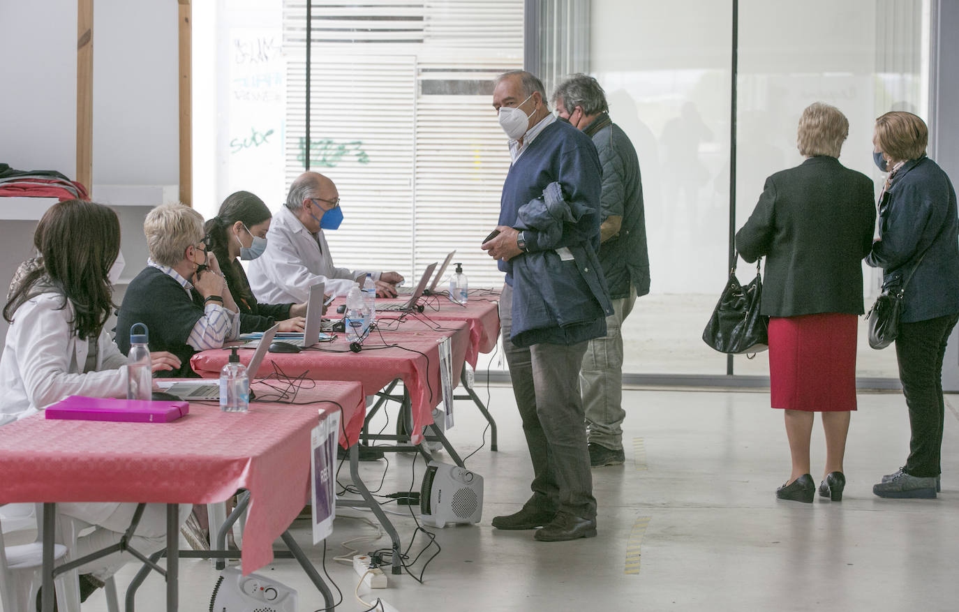 La inmunización con la vacuna de Janssen, el fármaco monodosis, ha arrancado este viernes 23 de abril en la Comunitat, con 185 personas citadas en Requena. 