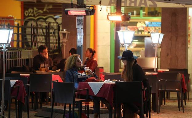 Clientes en un bar