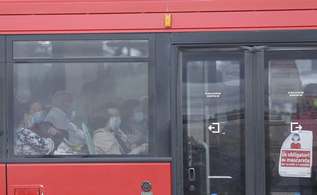 Un hombre rompe el cristal del autobús con su monopatín porque no quería pagar el billete