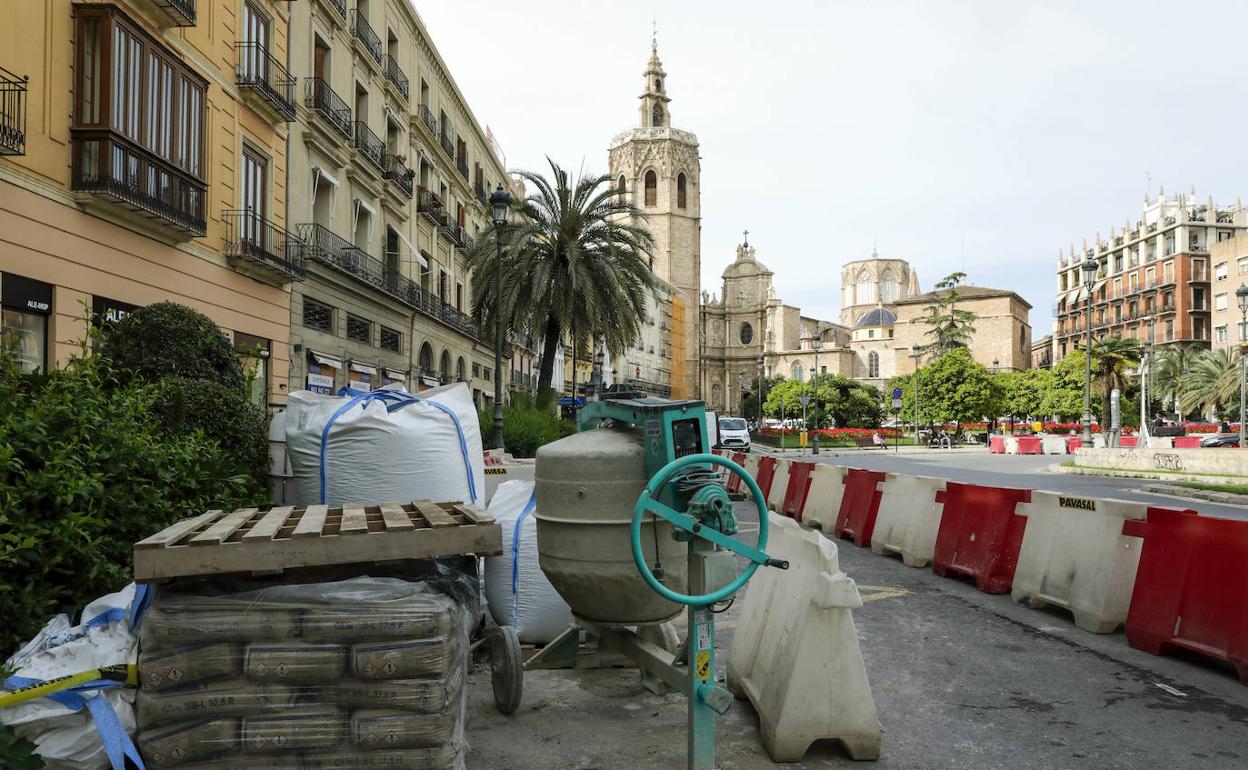 Acopio de materiales en la plaza de la Reina para las obras que comienzan el lunes. ºº++3