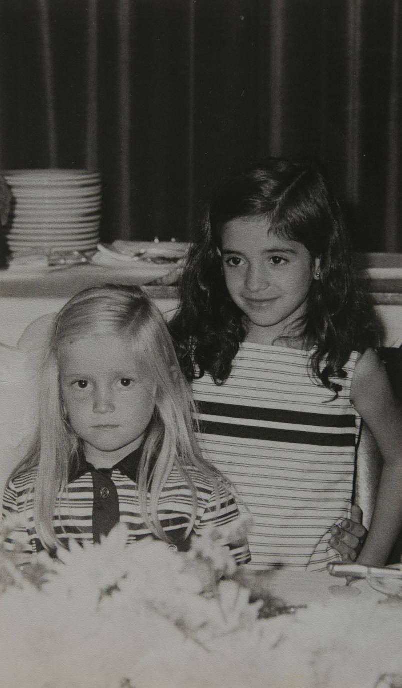 Con su hermana Lola en la boda de la secretaria de su padre, Esperanza.