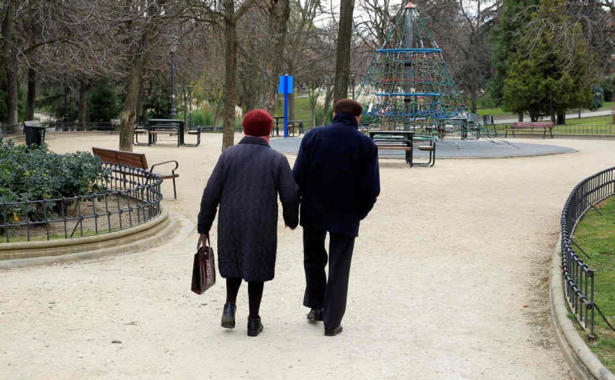 Pensionistas, en un parque.