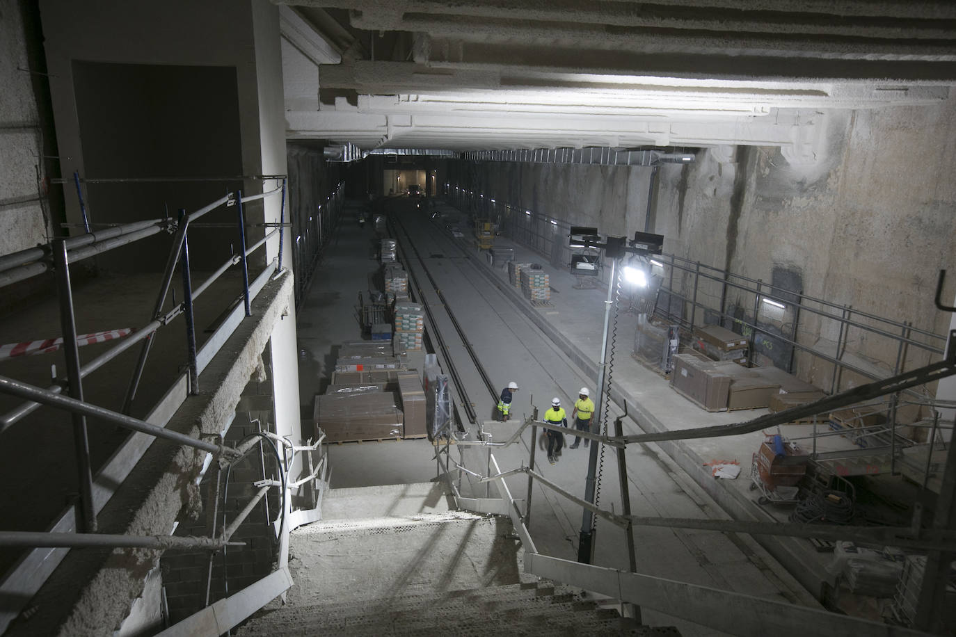 La línea L-10 del metro que unirá la calle Alicante y la zona de la Gran Vía Germanías con Nazaret se pondrá en marcha en los primeros meses de 2022 y las obras estarán terminadas a final de este año. Precisamente ahora es cuando se han empezado a instalar y a ensamblar los raíles en el tramo subterráneo de la estación de Alicante.