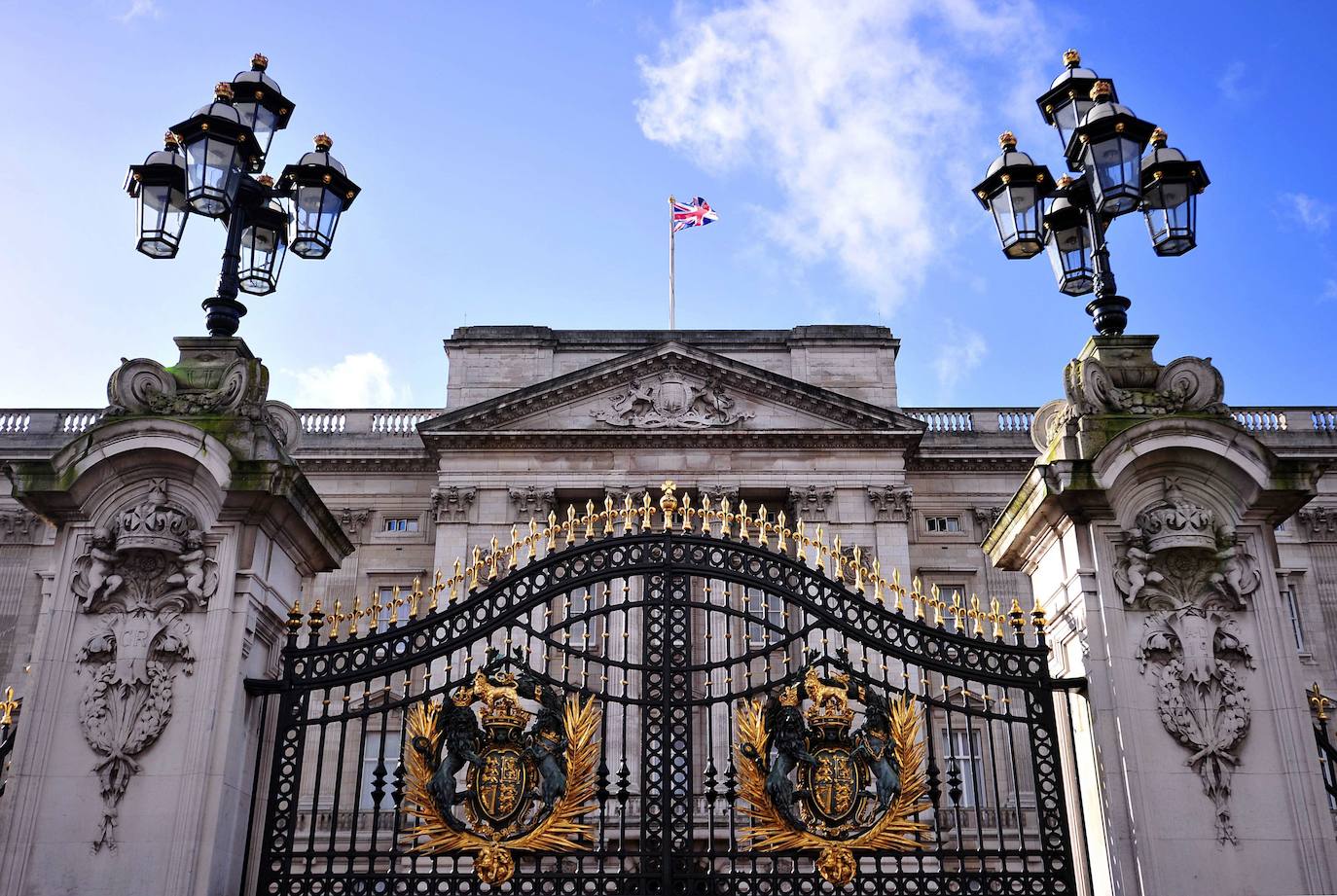 Es famoso por albergar una parte sustancial de la Royal Collection, extraordinario conjunto de obras artísticas fruto del coleccionismo real. El palacio es un punto de reunión de los británicos en tiempos de crisis y de festividad.