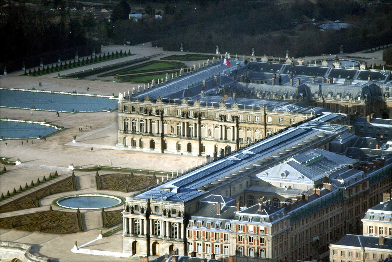 PALACIO DE VERSALLES (FRANCIA) | El edificio desempeñó las funciones de una residencia real desde 1682 hasta 1789.​ El palacio está ubicado en el municipio de Versalles, cerca de París, en la región Isla de Francia. Constituye uno de los complejos arquitectónicos monárquicos más importantes de Europa y en el 2018 rebasó por primera vez los ocho millones de visitantes.