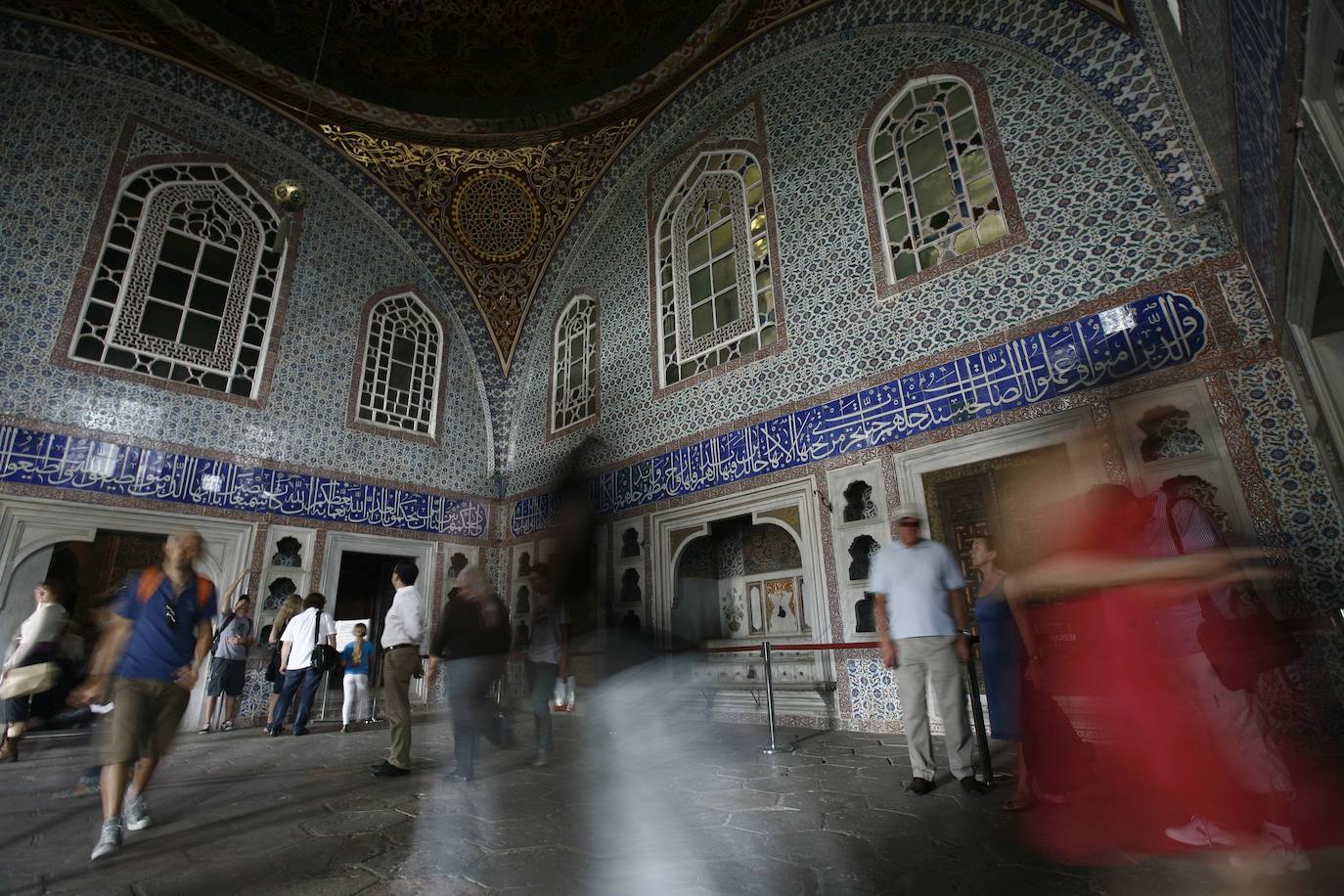 En 1853, el sultán Abdulmecid decidió trasladar su residencia al recién construido y moderno Palacio de Dolmabahçe. En la actualidad, el Topkapi es un museo de la época imperial, siendo una de las mayores atracciones turísticas de Estambul.