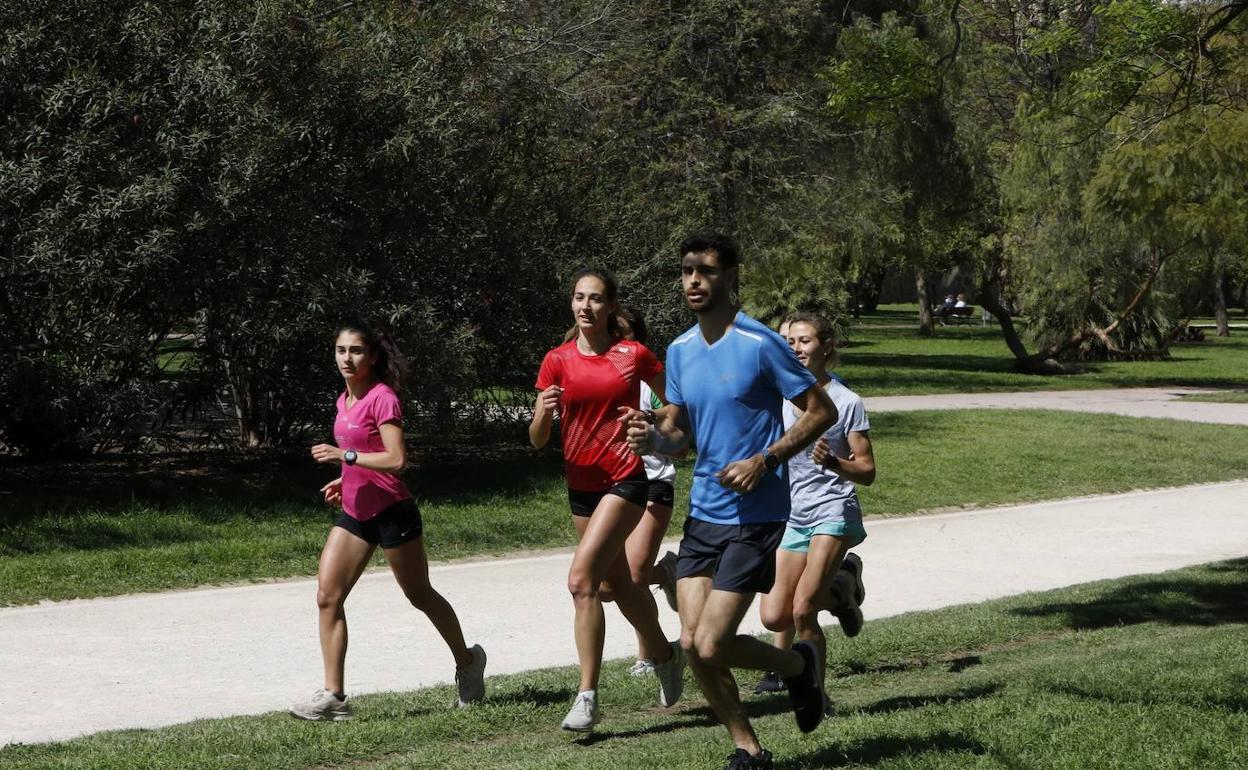 Personas practicando deporte en Valencia. 