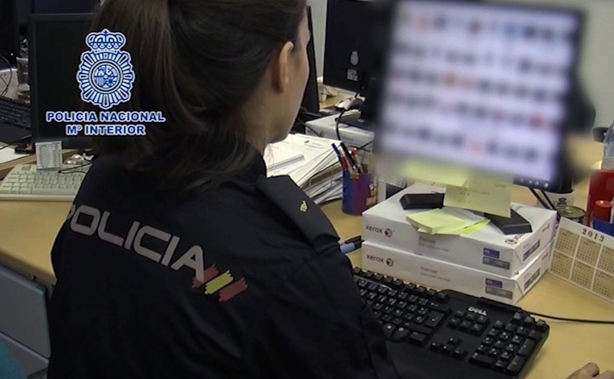 Una policía visiona imágenes en una operación contra la pornografía infantil. 