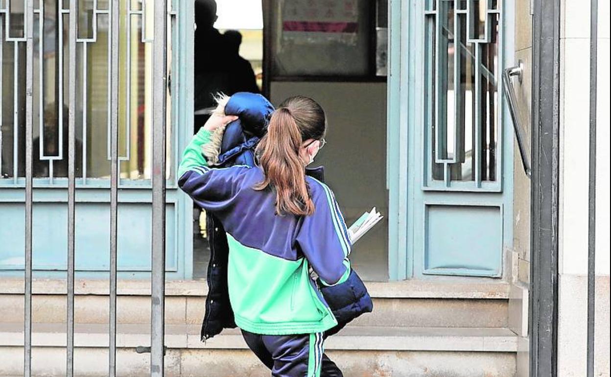 Una alumna entrando a su colegio. 