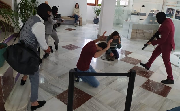 Confunden un rodaje con un asalto tras ver a los actores encapuchados con armas en el Ayuntamiento de Alginet