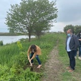 Paula Tuuzón, planta un arbusto. 