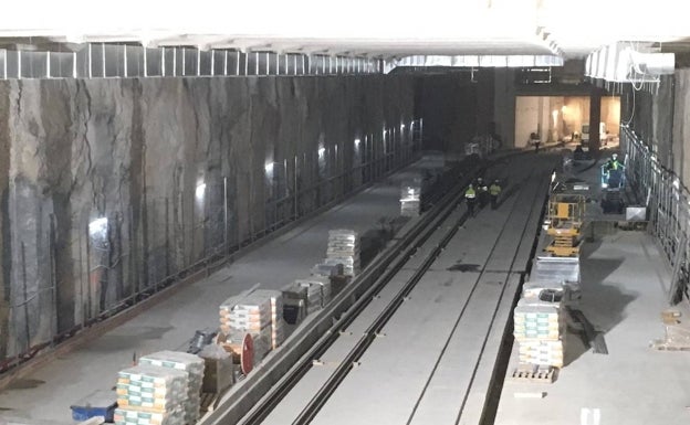 Imagen principal - Vías de la parte subterránea de la estación de Alicante y talleres en construcción en Nazaret. 