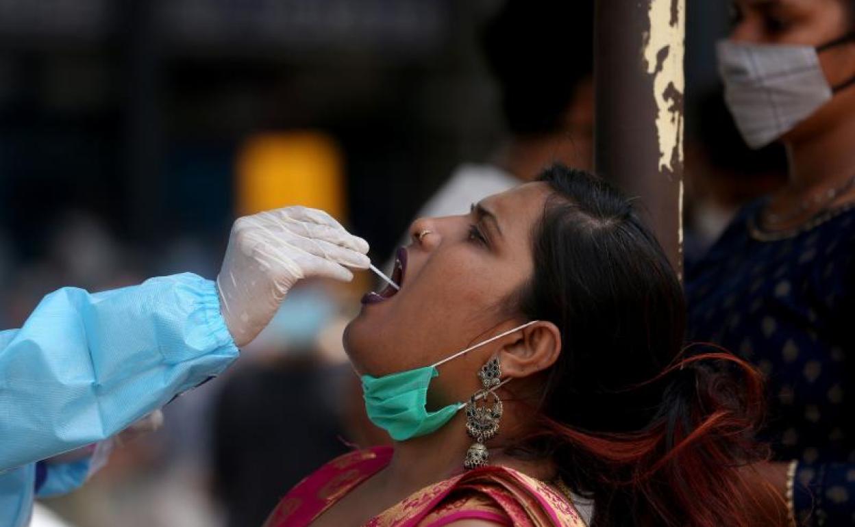 Realizan una prueba del coronavirus a una muejer en Bangalore, India.