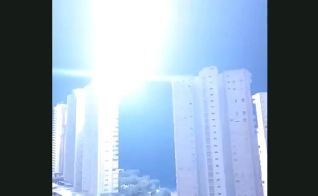 El rayo impacta en un edificio de la avenida Armada Española de Benidorm. 