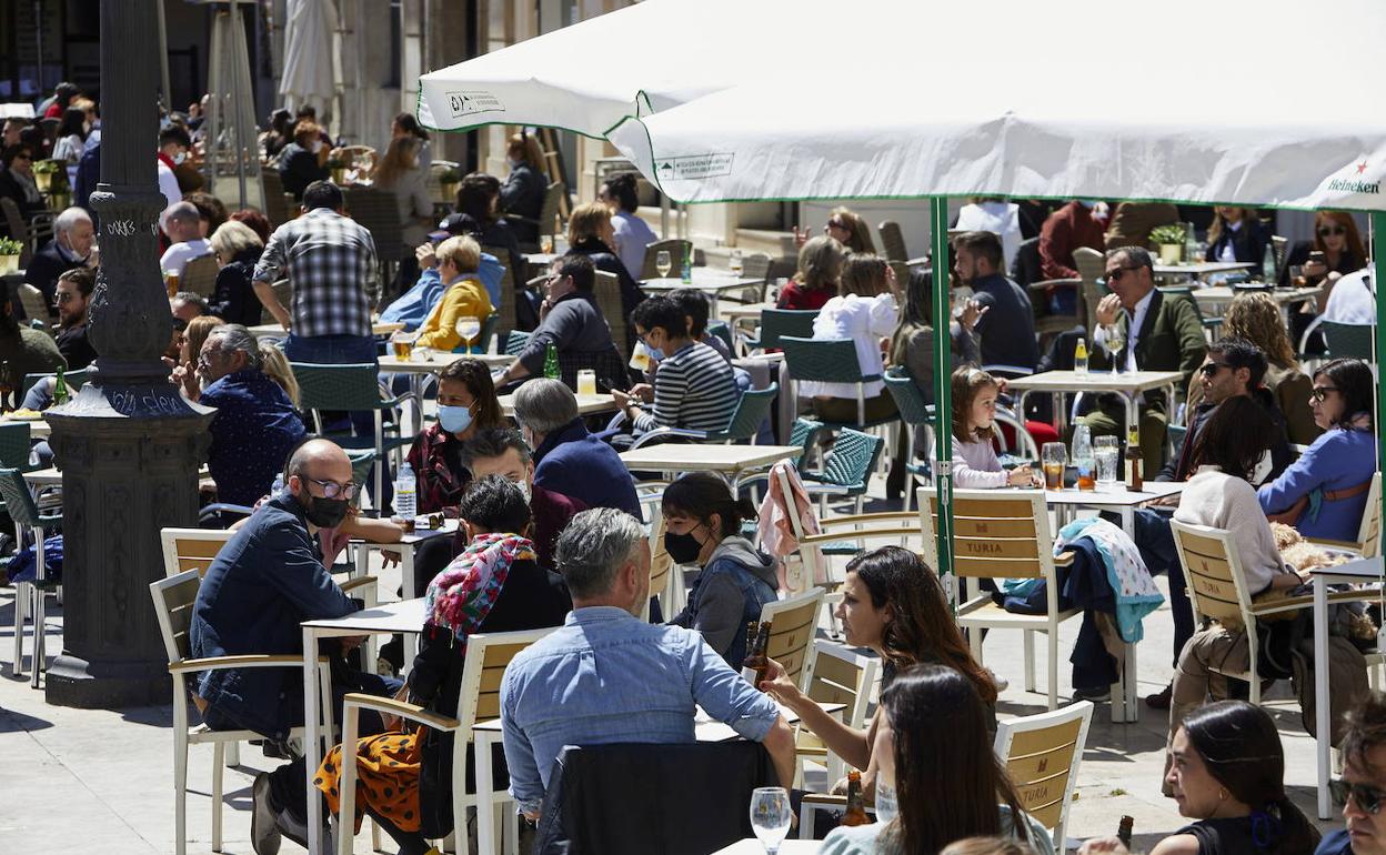 Terraza llena de gente en Valencia. 